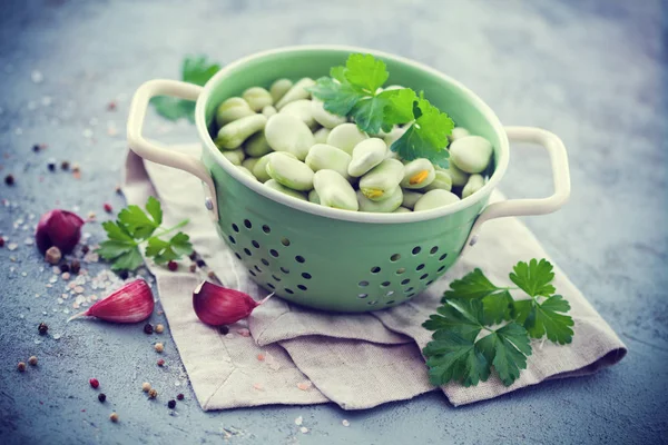 Nahaufnahme Eines Siebs Voller Frischer Saubohnen Mit Petersilie Und Knoblauch — Stockfoto