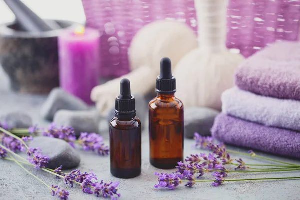 Nahaufnahme Von Flaschen Mit Aromatherapie Lavendelöl Und Lavendelblüten — Stockfoto