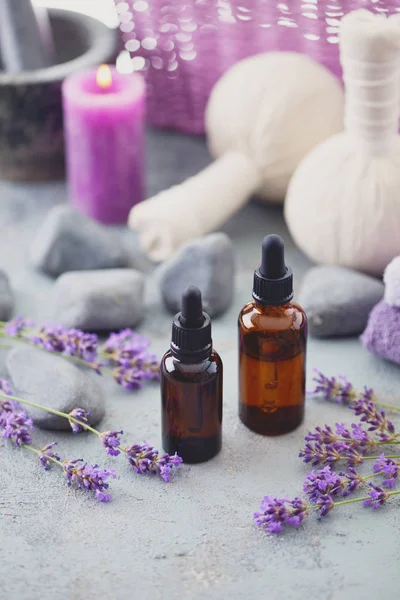 Close Beeld Van Flessen Met Aromatherapie Lavendel Olie Lavendel Bloemen — Stockfoto