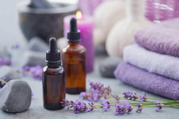 Nahaufnahme Von Flaschen Mit Aromatherapie Lavendelöl Und Lavendelblüten — Stockfoto