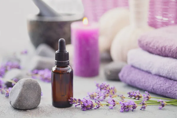Close Beeld Van Flessen Met Aromatherapie Lavendel Olie Lavendel Bloemen — Stockfoto