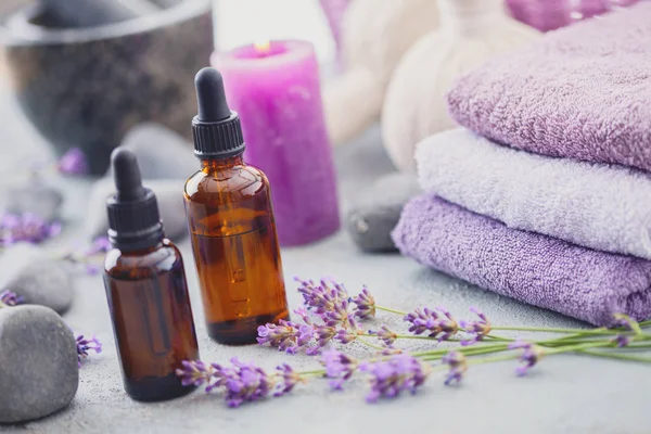 Vista Vicino Delle Bottiglie Con Olio Lavanda Aromaterapia Fiori Lavanda — Foto Stock