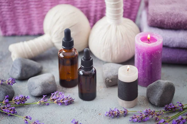 Vista Perto Garrafas Com Óleo Lavanda Aromaterapia Flores Lavanda — Fotografia de Stock