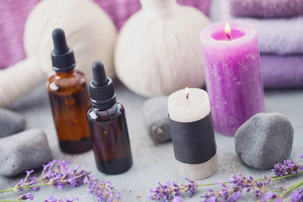 Vista Perto Garrafas Com Óleo Lavanda Aromaterapia Flores Lavanda — Fotografia de Stock