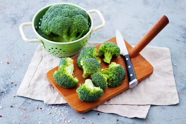 Close Van Verse Groene Broccoli Met Zeef Snijplank Mes Keukentafel — Stockfoto