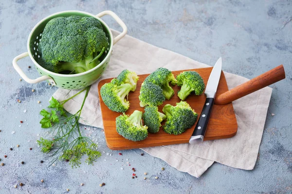 Close Van Verse Groene Broccoli Met Zeef Snijplank Mes Keukentafel — Stockfoto