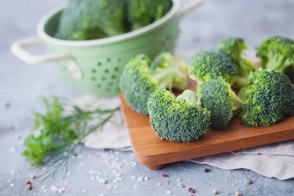 Close Van Verse Groene Broccoli Met Zeef Snijplank Keukentafel — Stockfoto