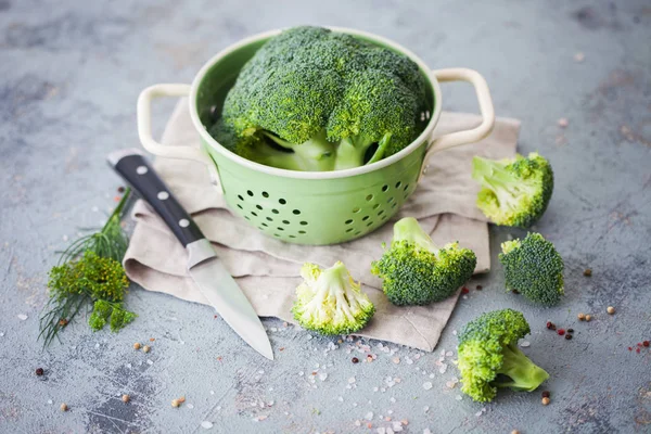 Zbliżenie Świeży Zielone Brokuły Sitem Nóż Stole Kuchni — Zdjęcie stockowe