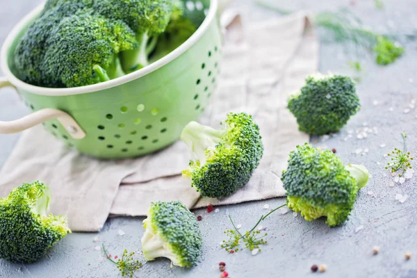 Close Van Verse Groene Broccoli Met Zeef Servet Keukentafel — Stockfoto