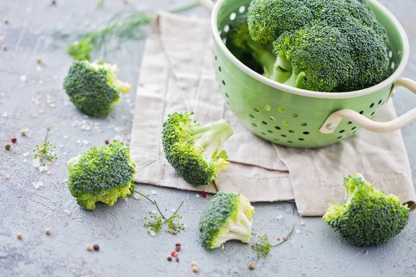 Close Van Verse Groene Broccoli Met Zeef Servet Keukentafel — Stockfoto