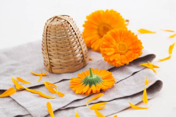 Oranje Goudsbloem Bloemen Met Rieten Koffielepel Tafel Kruidengeneeskunde Concept — Stockfoto