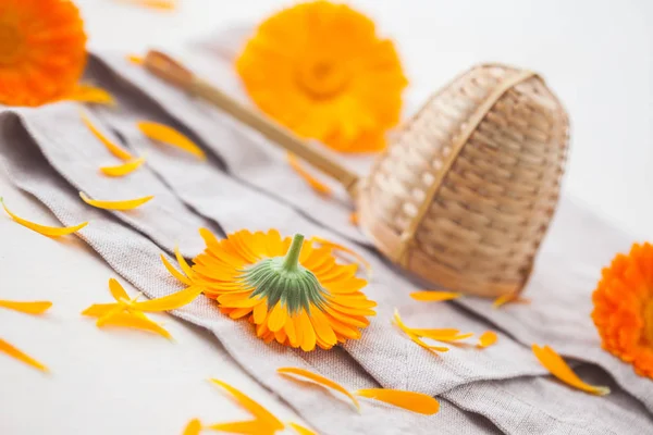 Oranje Goudsbloem Bloemen Met Rieten Koffielepel Tafel Kruidengeneeskunde Concept — Stockfoto