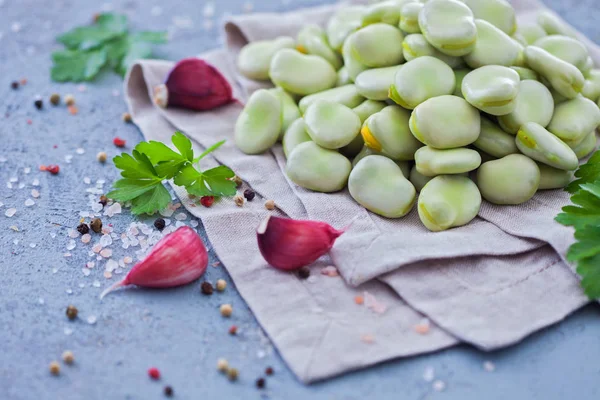 Haufen Frischer Saubohnen Mit Petersilie Und Knoblauch — Stockfoto