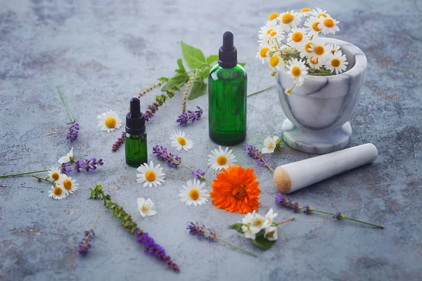 Flaskor Med Aromterapi Olja Och Mortel Med Mortelstöt Och Chamomiles — Stockfoto