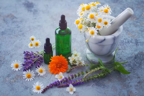 Bottles Aromatherapy Oil Mortar Pestle Chamomiles Alternative Medicine Concept — Stock Photo, Image