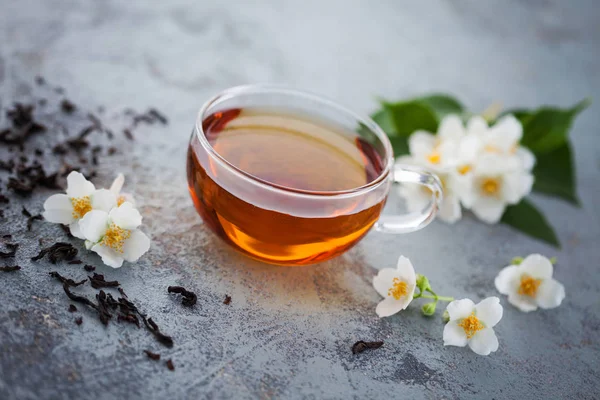 ジャスミン茶と暗い背景の葉新鮮な白い花のカップ — ストック写真