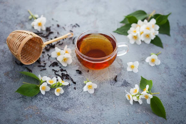 Glas Tasse Jasmintee Und Frische Weiße Blumen Mit Weidensieb Auf — Stockfoto