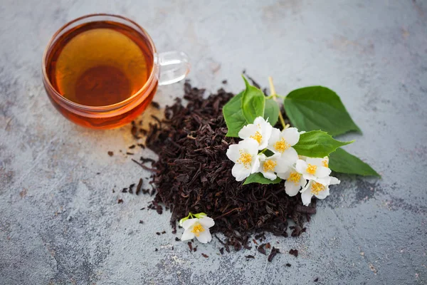 Tasse Jasmintee Und Frische Weiße Blüten Mit Blättern Auf Dunklem — Stockfoto