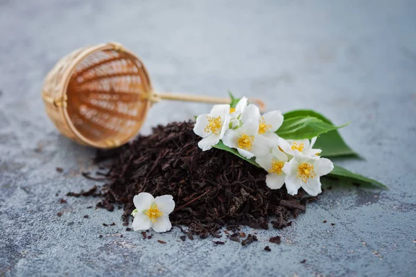 Jasmin Med Färska Vita Blommor Och Blad Med Flätade Sil — Stockfoto