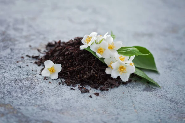 Jasmintee Mit Frischen Weißen Blüten Und Blättern Auf Dunklem Hintergrund — Stockfoto