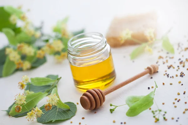 Glas Frischer Honig Mit Lindenblüten Isoliert Auf Weißem Hintergrund Nahaufnahme — Stockfoto
