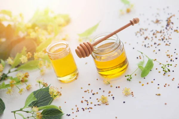 Glas Frischer Honig Mit Lindenblüten Isoliert Auf Weißem Hintergrund Nahaufnahme — Stockfoto