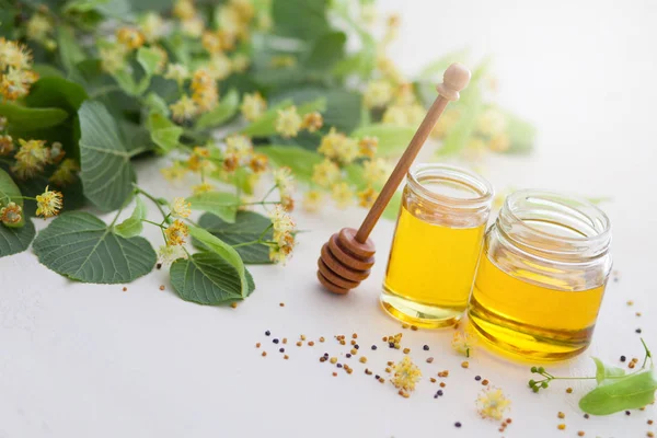 Gläser Mit Frischem Honig Mit Lindenblüten Isoliert Auf Weißem Hintergrund — Stockfoto