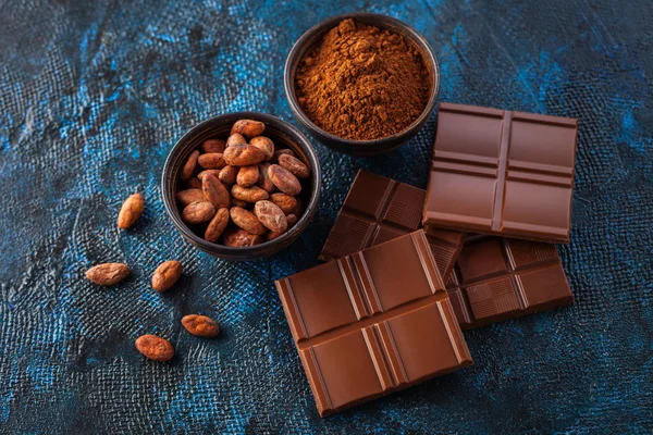 Tazones Con Cacao Polvo Frijoles Con Barras Chocolate Sobre Fondo — Foto de Stock