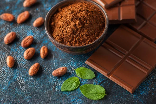Миска Какао Порошок Шоколадные Батончики Какао Бобы Мятные Листья Синем — стоковое фото