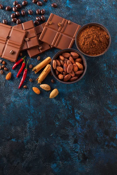 Шоколад Специи Какао Бобами Порошком Мисках Синем Фоне — стоковое фото
