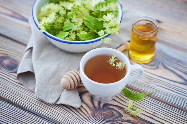 Fincan Bitkisel Çay Kase Taze Ihlamur Çiçek Alternatif Tıp Kavramı — Stok fotoğraf