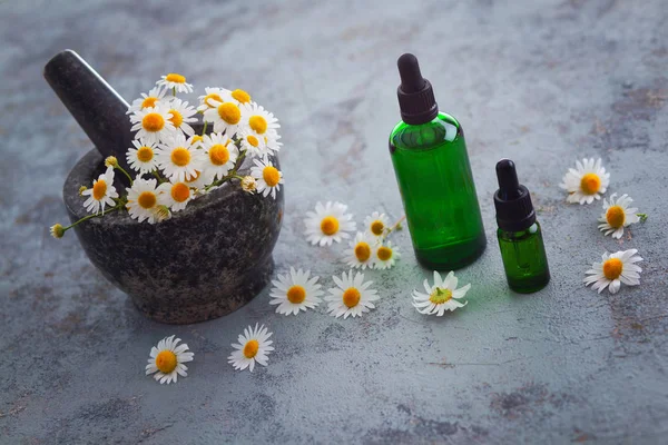 Mortero Pestle Con Flores Manzanilla Botellas Con Aceite Aromaterapia Concepto — Foto de Stock