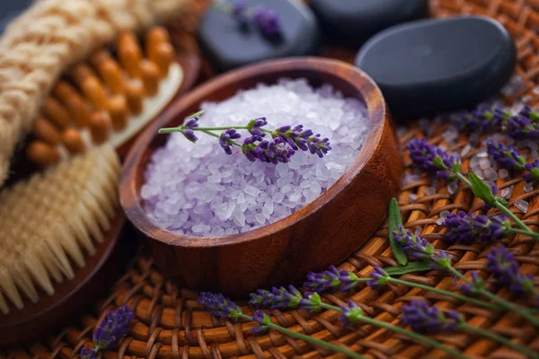 Schale Mit Lavendelsalz Und Badeaccessoires Schönheitsbehandlungskonzept — Stockfoto