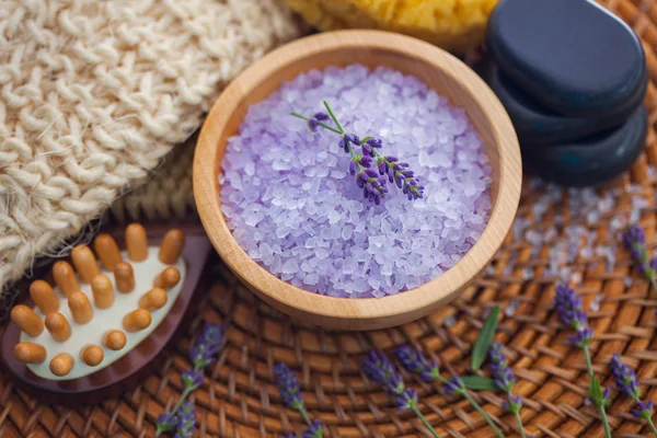 Skål Med Lavendel Salt Och Bad Tillbehör Skönhet Behandlingskoncept — Stockfoto