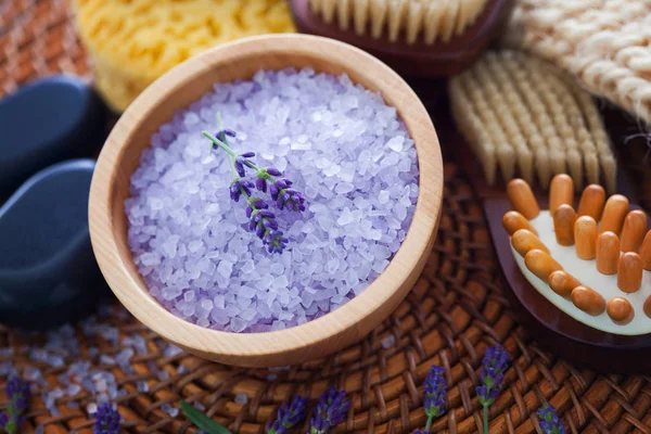 Skål Med Lavendel Salt Och Bad Tillbehör Skönhet Behandlingskoncept — Stockfoto