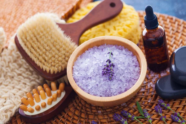 Skål Med Lavendel Salt Och Flaskan Med Aromterapi Olja Och — Stockfoto