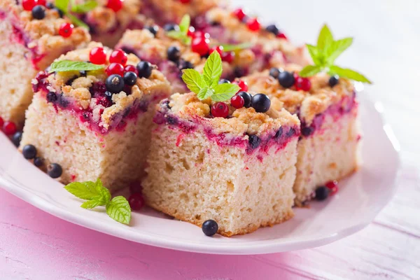 Piatto Bianco Con Fette Gustosa Torta Lievito Bacche Estive Concetto — Foto Stock