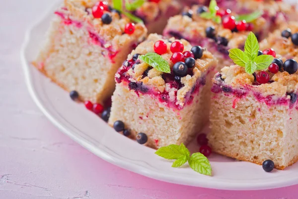 White Plate Slices Tasty Summer Berry Yeast Cake Sweet Food — Stock Photo, Image