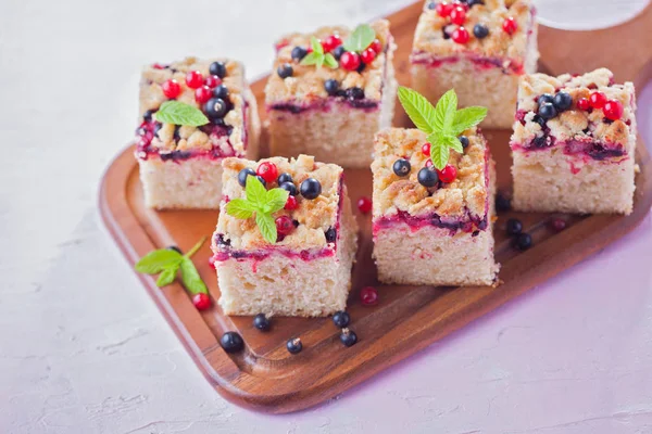 Tasty Summer Berry Yeast Cake Wooden Cutting Board Close — Stock Photo, Image