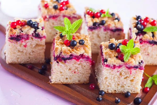 Gustosa Torta Lievito Bacche Estive Sul Tagliere Legno Primo Piano — Foto Stock