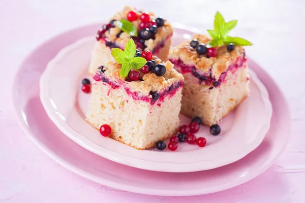 Plates Tasty Summer Berry Yeast Cake Sweet Food Concept — Stock Photo, Image