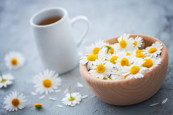 Kamomillte Med Färska Blommor Trä Skål Hälsosam Livsstilskoncept — Stockfoto