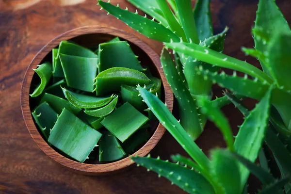 Daun Vera Aloe Dalam Mangkuk Pada Papan Potong Kayu Konsep — Stok Foto