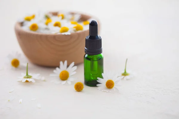 Aromaterapi Uçucu Yağı Papatya Çiçeği Beyaz Arka Plan Üzerinde Izole — Stok fotoğraf