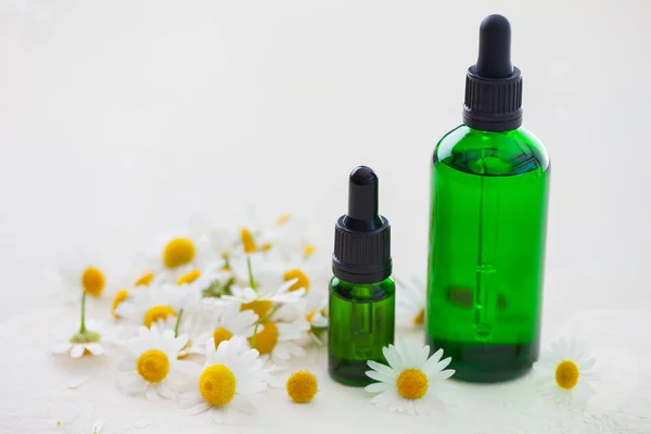Aceites Esenciales Aromaterapia Con Flores Manzanilla Aisladas Sobre Fondo Blanco —  Fotos de Stock