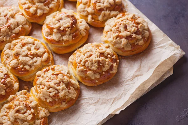 Tatlı Streusel Tepesi Ile Yapımı Pasta Yemek — Stok fotoğraf