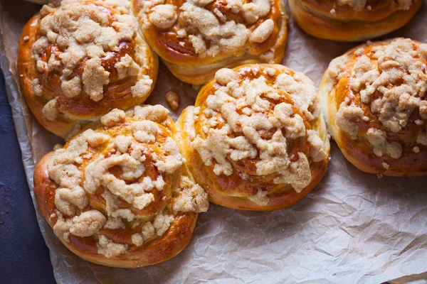 Tatlı Streusel Tepesi Ile Yapımı Pasta Yemek — Stok fotoğraf