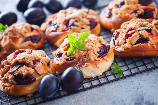 Pâtisserie Maison Avec Des Prunes Une Garniture Streusel Nourriture Sucrée — Photo