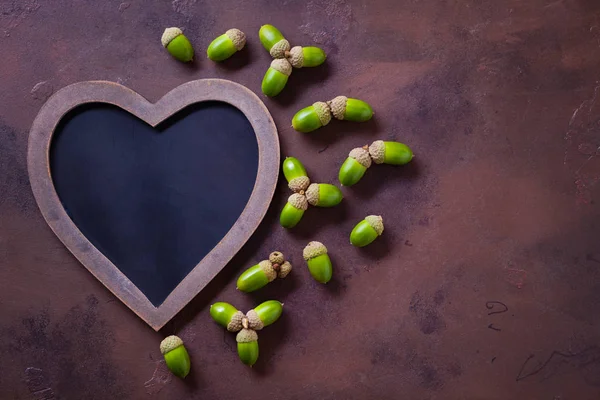 Concepto Humor Otoño Pizarra Forma Corazón Bellotas Verdes Sobre Fondo — Foto de Stock