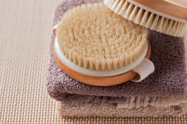 Zwei Bürsten Für Trockene Körpermassage Auf Handtüchern Schönheitsbehandlungskonzept — Stockfoto